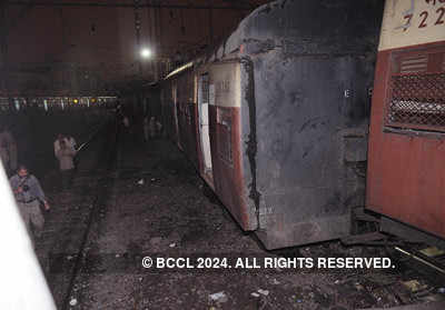 Local train derails in Mumbai