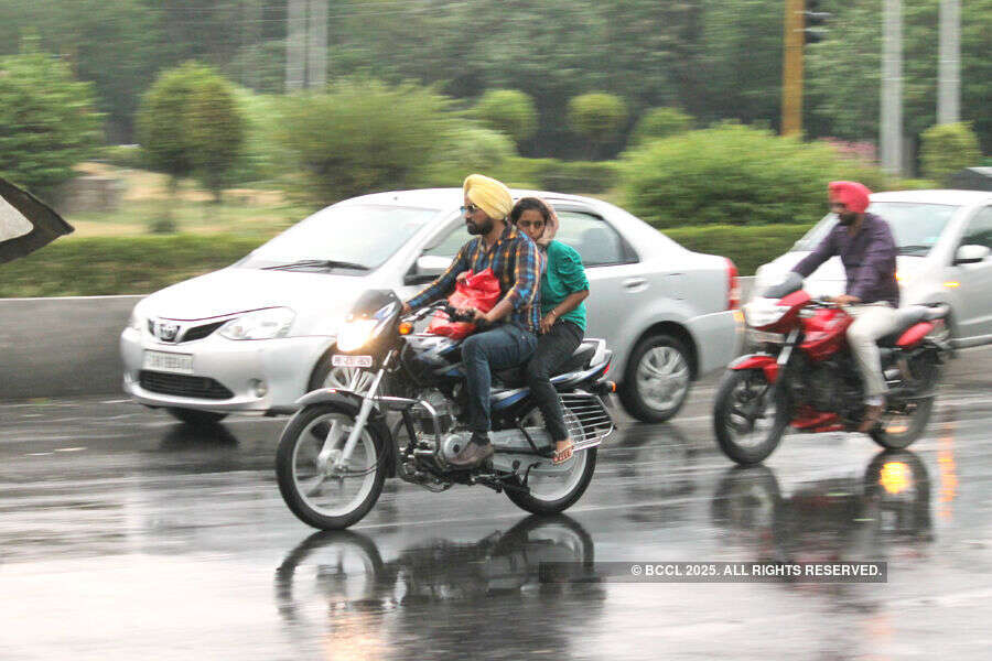 Mercury dips after rains lash Delhi