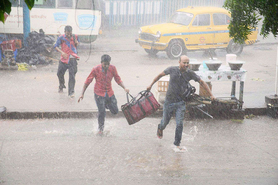 Heavy showers lash Kolkata