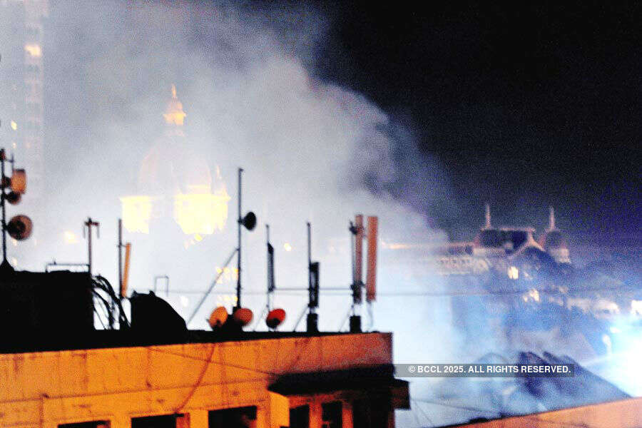 Massive fire engulfs iconic Mumbai building