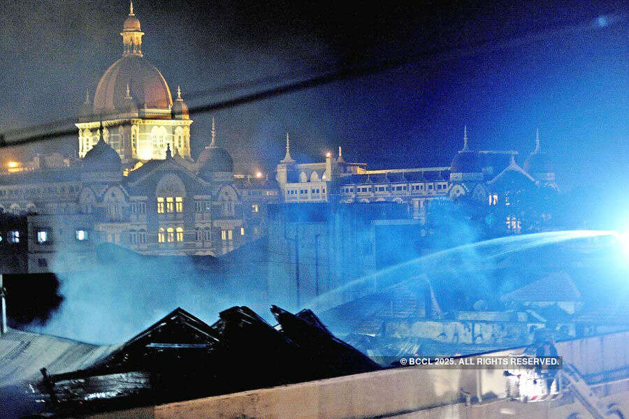 Massive fire engulfs iconic Mumbai building