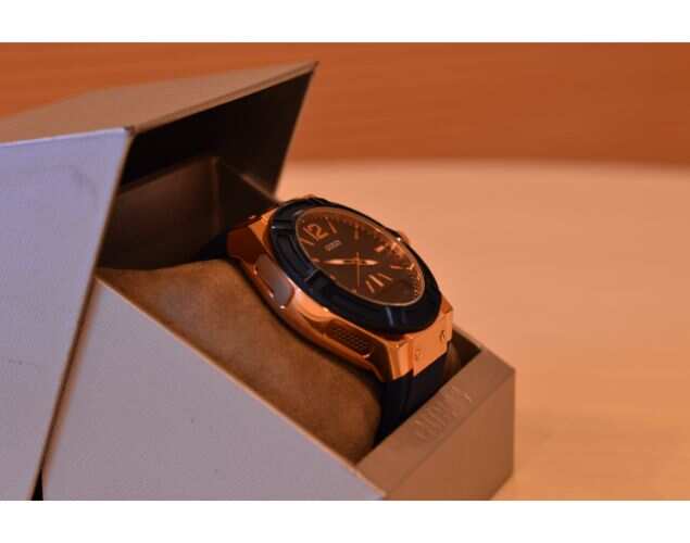 guess men's smartwatch