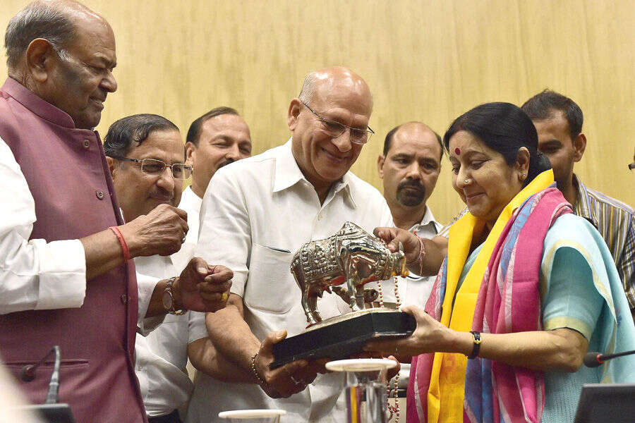 Sushma flags off Mansarovar Yatra