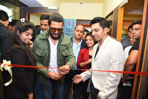 Riteish Deshmukh inaugurates Gold's Gym