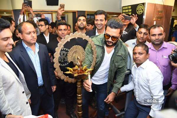 Riteish Deshmukh inaugurates Gold's Gym