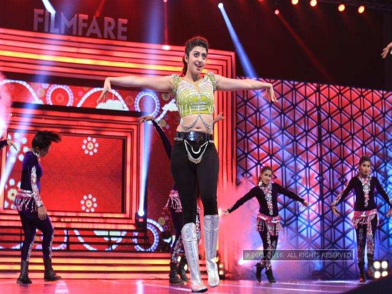 Sizzling performances at Filmfare Awards