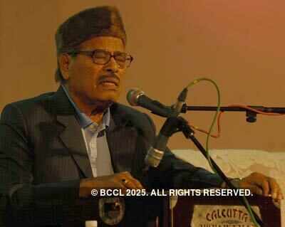 Manna Dey performs