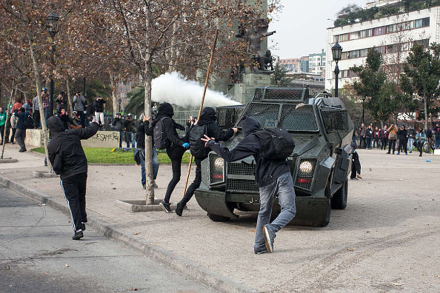 Students clash with police in Santiago