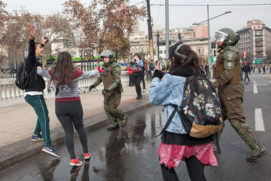 Students clash with police in Santiago