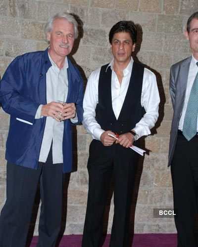 SRK inaugurates Photo Exhibition 