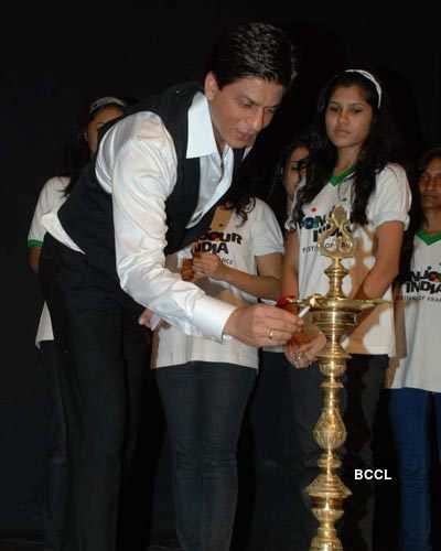 SRK inaugurates Photo Exhibition 