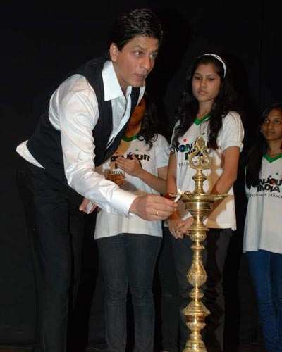 SRK inaugurates Photo Exhibition 