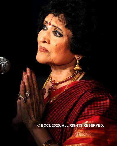 Dr. Vyjayantimala performs