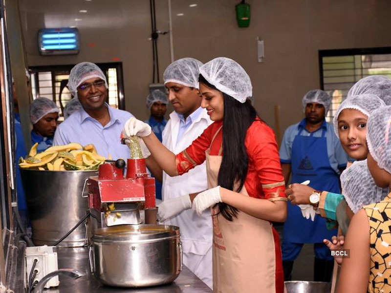 Naveli Deshmukh cooks Khichdi for children at ISKCON Food Relief Foundation