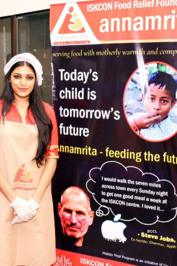 Naveli Deshmukh cooks Khichdi for children at ISKCON Food Relief Foundation