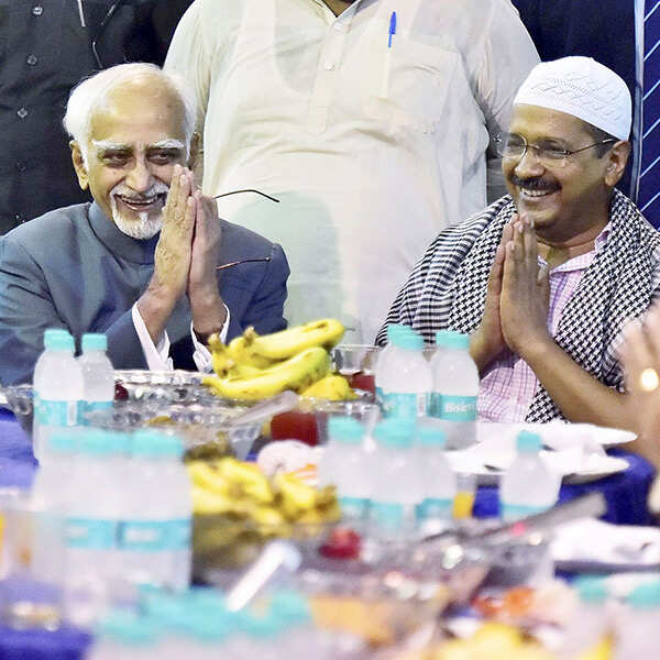 Kejriwal hosts Iftar party