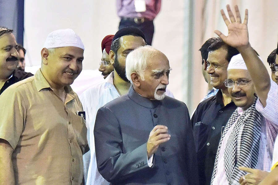 Kejriwal hosts Iftar party