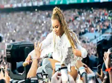 Beyonce pays tribute to Dallas shooting victims