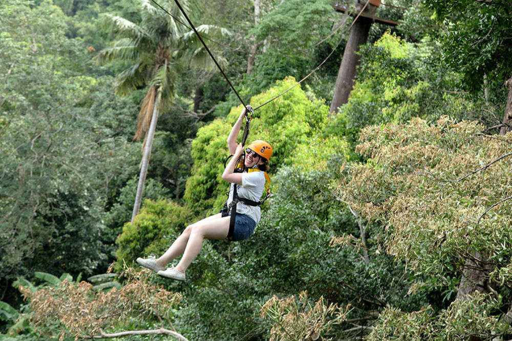 Zipline над водопадами в Тайланде