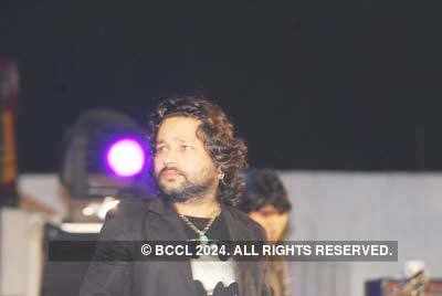Kailash Kher performs