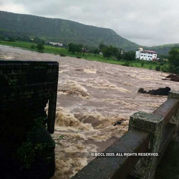 22 missing as bridge collapses in Maharashtra