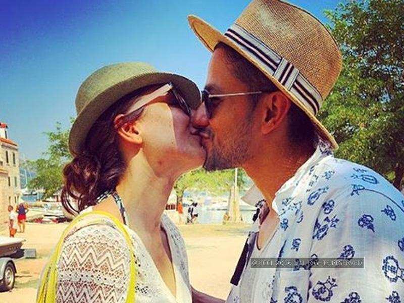 PIC: Kunal Khemu-Soha Ali Khan share the cutest kiss under the sun