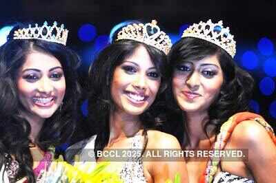 Pooja Hegde, Nicole Maria, Krithika Babu