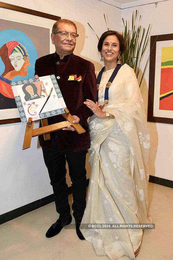 Big B launches Dilip De's art exhibition