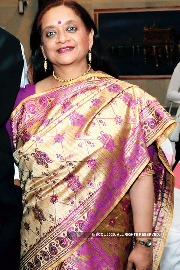 Socialites attend dinner party