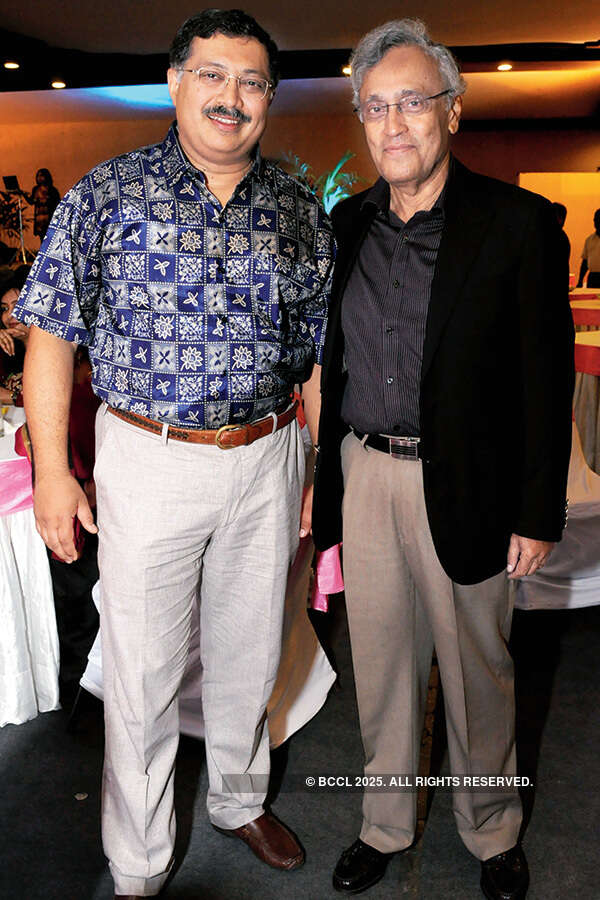 Socialites attend dinner party