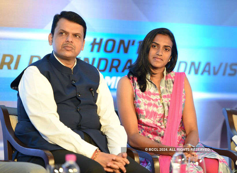 Maharashtra CM felicitates PV Sindhu, P Gopichand