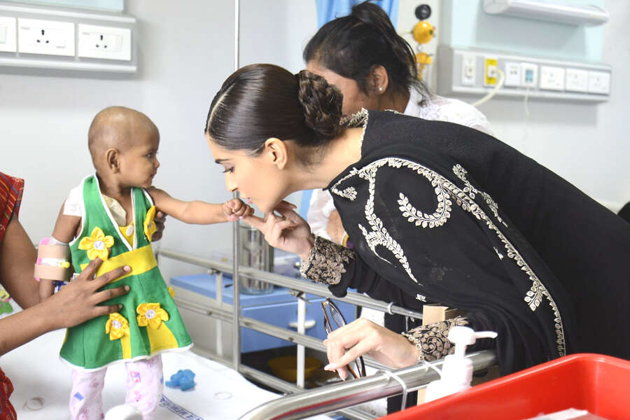 Sonam meets cancer patients