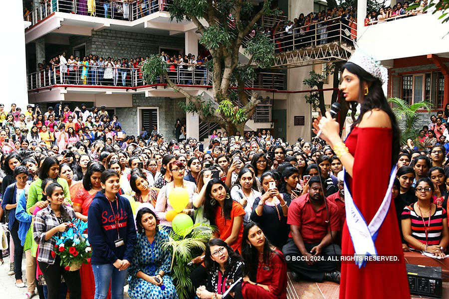 Miss Diva 2016 Roshmitha visits college