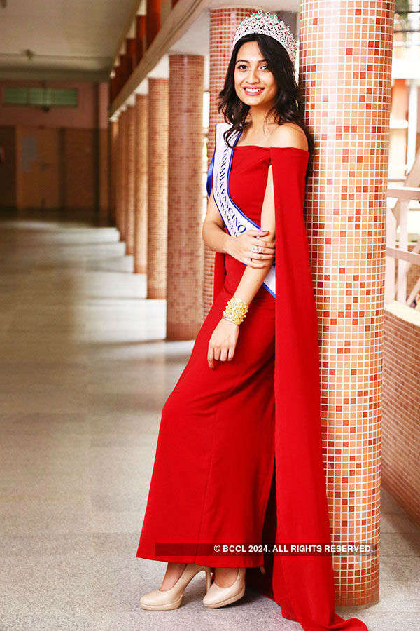 Miss Diva 2016 Roshmitha visits college