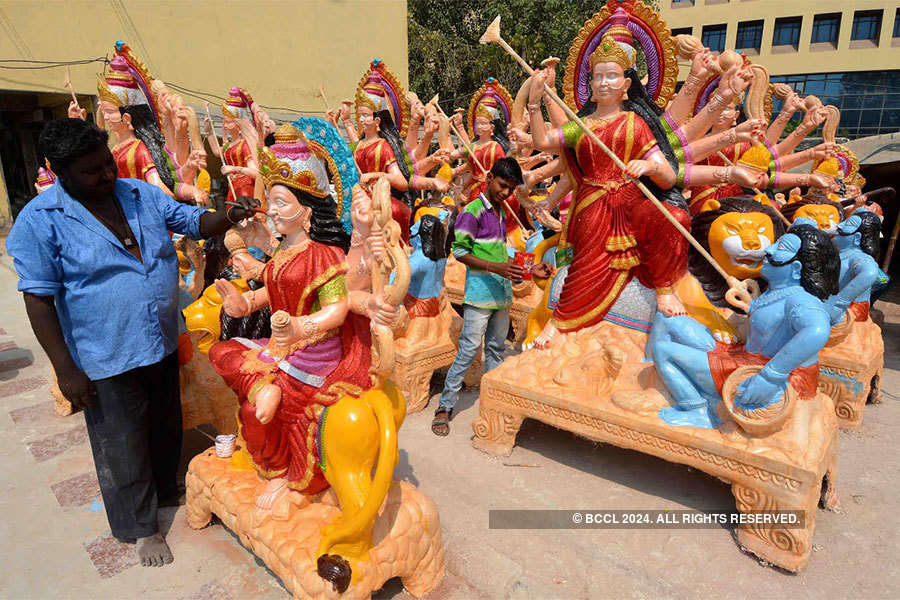 Artisans give final touches to  Durga idols