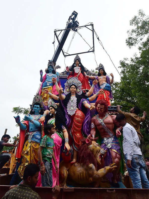 Artisans give final touches to  Durga idols