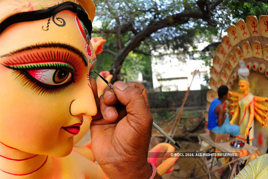 Artisans give final touches to  Durga idols