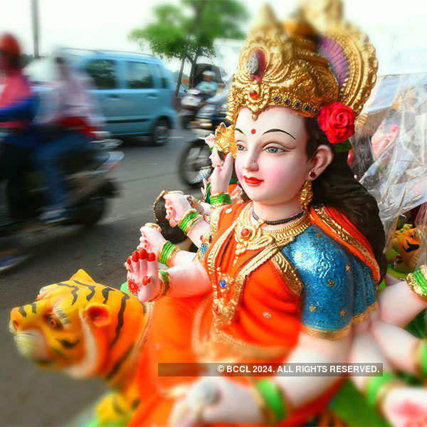 Artisans give final touches to  Durga idols