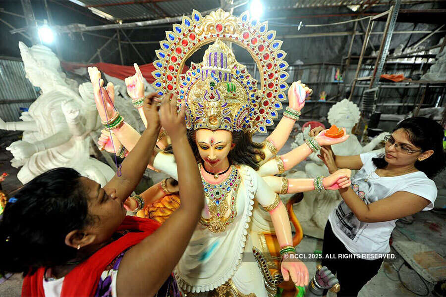 Artisans give final touches to  Durga idols