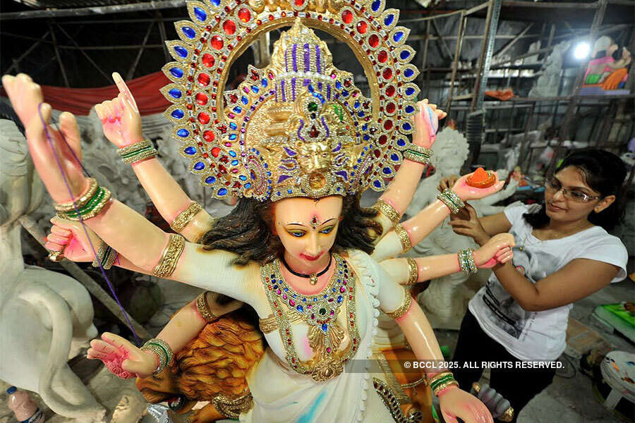 Artisans give final touches to  Durga idols