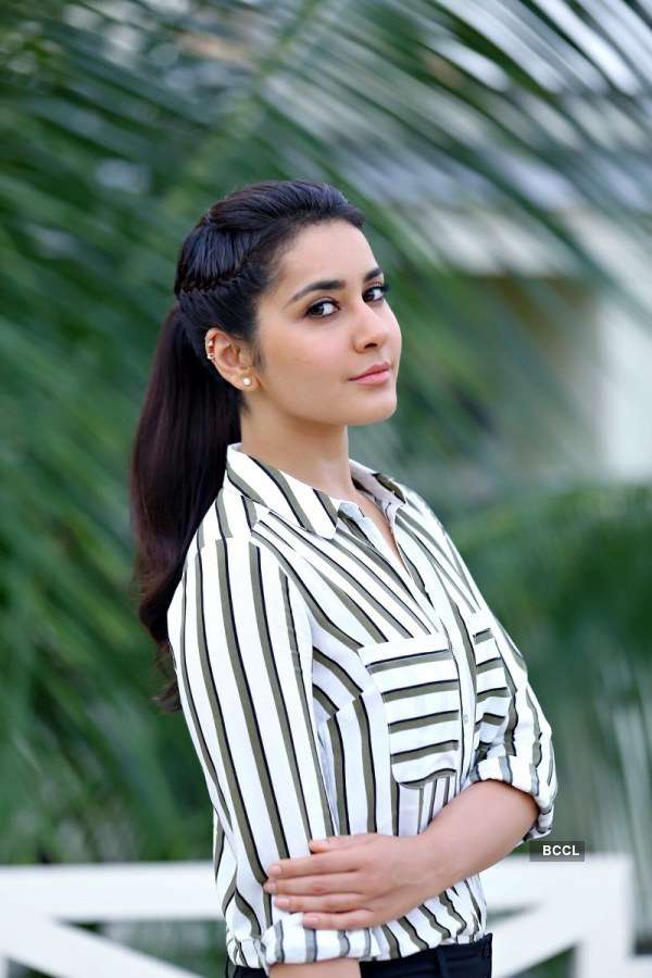 Raashi Khanna's Portfolio Pics