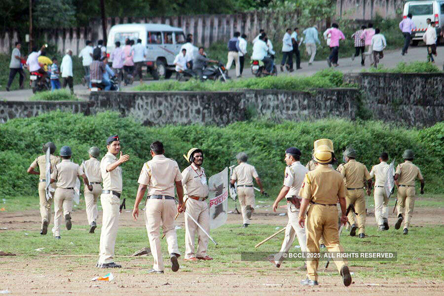 Lathicharge at Fadnavis's Cabinet meeting