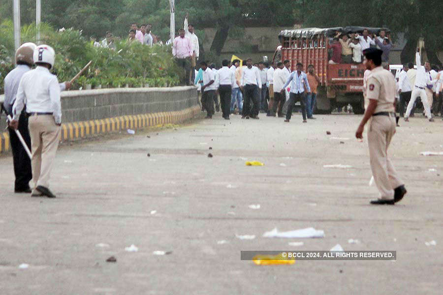 Lathicharge at Fadnavis's Cabinet meeting