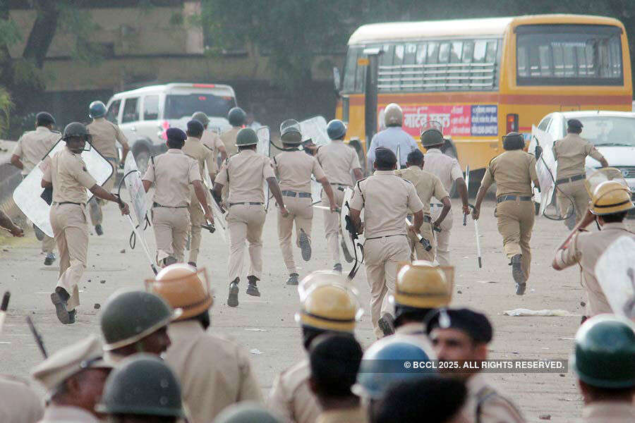 Lathicharge at Fadnavis's Cabinet meeting