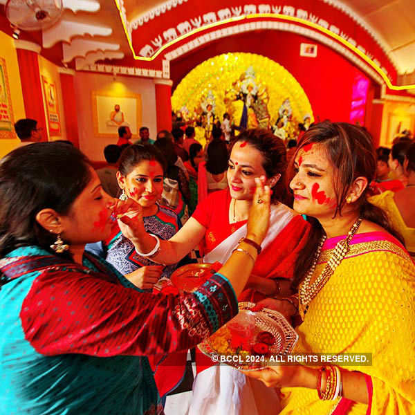 Bengalis paint town red with 'sindur khela'