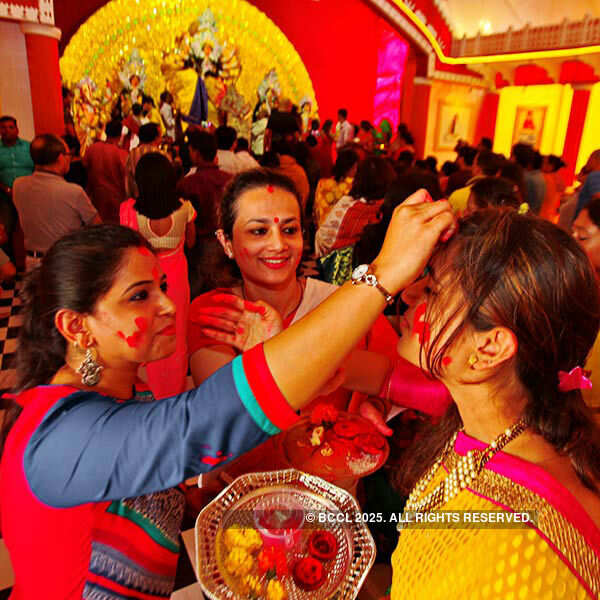 Bengalis paint town red with 'sindur khela'