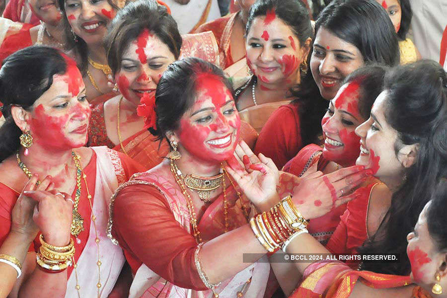 Bengalis paint town red with 'sindur khela'