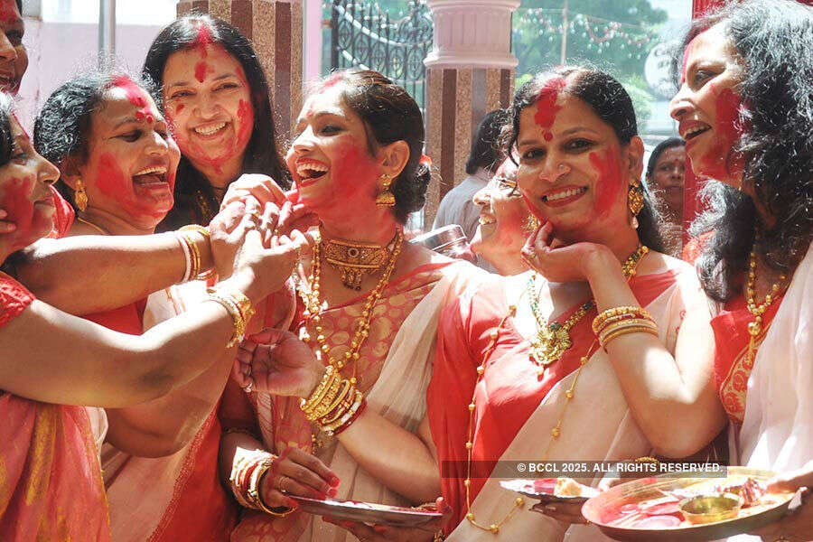 Bengalis paint town red with 'sindur khela'