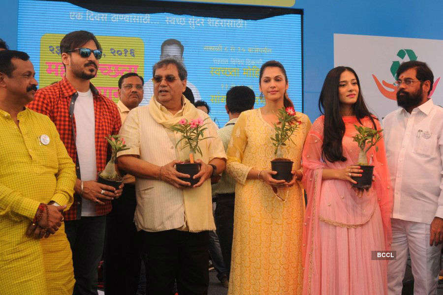 Celebs @ Thane clean-up drive