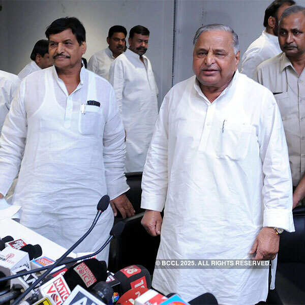 SP sacks Akhilesh aide Pawan Pandey